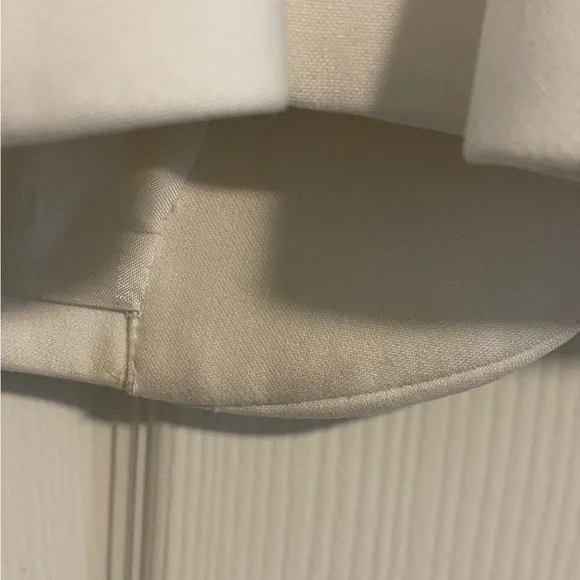 BURBERRY WHITE TUXEDO BLAZER, SIZE  6 YELLOW STAINS AND WEAR ON THE NECK& BOTTOM - Picture 13 of 14